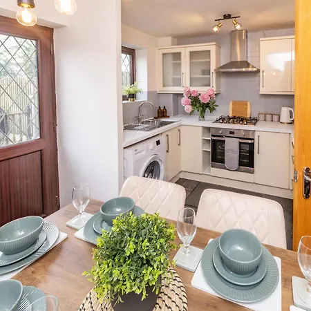 Luxury House, Sleeps 6 People - 10 Mins From Solihull Nec, Bhx Airport, World Holiday home Birmingham